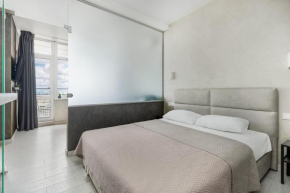 Razor Apartment with Terrace, Kamanina